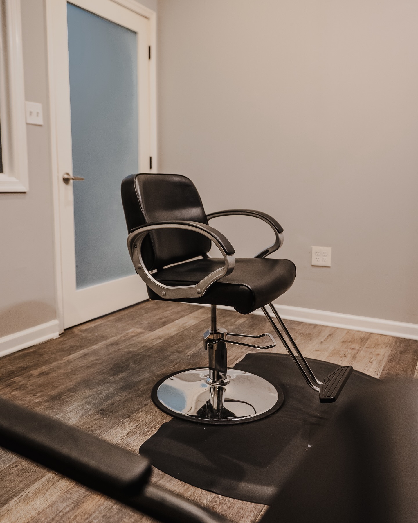 Modern customizable salon suites designed for beauty professionals, showcasing sleek workspace design that promotes creativity, comfort, and business growth.